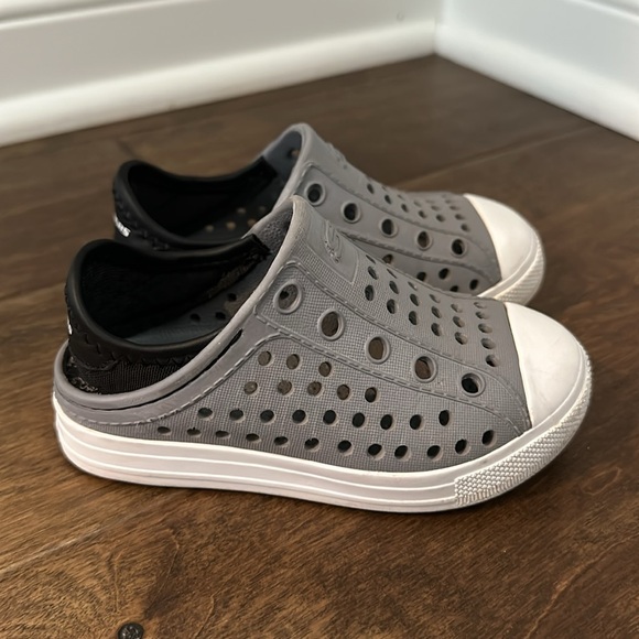 Toddler size 7 sketchers slides waterproof - Picture 4 of 6